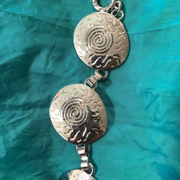 Jewelry - Darling silver sand dollar 4 disc toggle bracelet. New